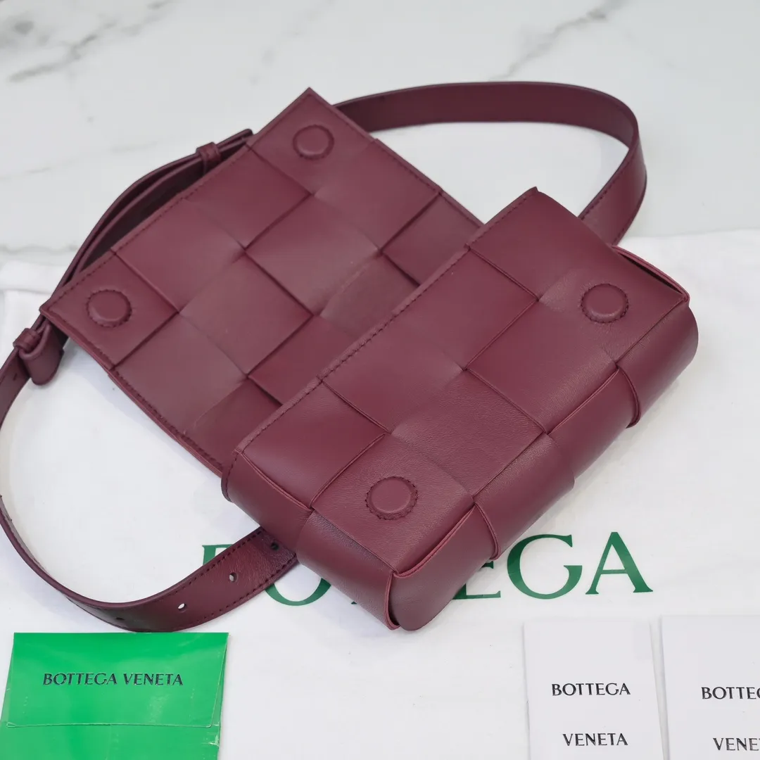 #𝐓𝐇𝐄 𝐁𝐄𝐋𝐓 𝐂𝐀𝐒𝐒𝐄𝐓𝐓𝐄 Checkered waist bag🔻 The hot cassette has a new style. The lambskin material is very light and has the same high-grade touch as always. It can be used as a handbag, waist bag, crossbody, or shoulder bag. Small and exquisite but very easy to use, it is stress-free to install iPhone plus, 💄lipstick 🕶️sunglasses! It continues the square shape of the cassette bag and does not deform after loading. It has a very concave shape! 【6815#】 Size: 17.5*9.5*5cm